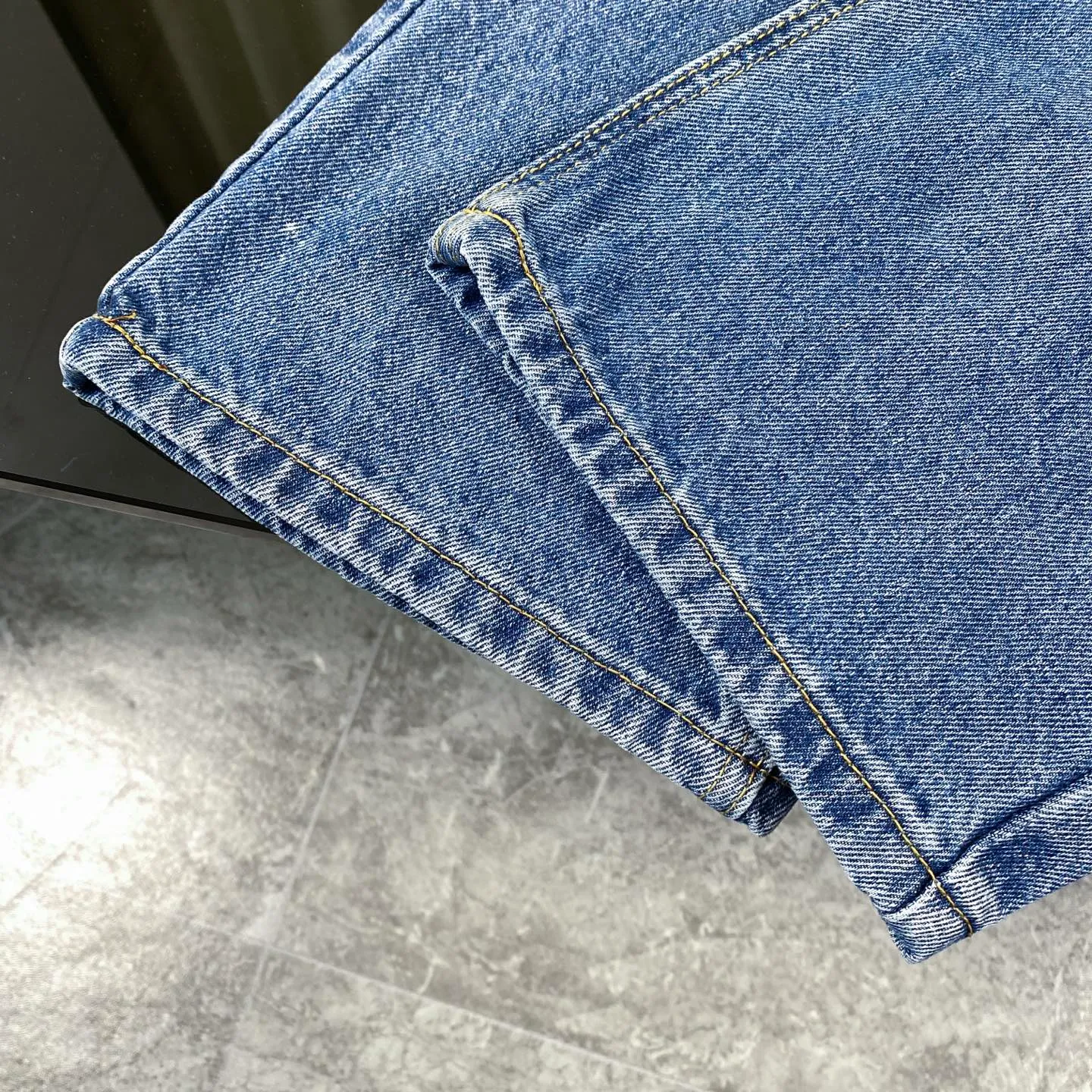🅿️240 Correct version Chroe Hets CH black pink leather jeans, counter price 4W level, patchwork cross pattern embellishment, women's high-waisted washed jeans! ! Absolutely high-end luxury products, 1.9W level god-level single products, super popular products, built with top heavy industry, a magic weapon that cannot be missed [About Zangyin] This is an extremely luxurious fashion brand that can also be called the aristocrats of the high street. It has always been an exclusive brand for some hipsters or rich second generations. Compared with ordinary high streets, it is more luxurious and noble. Compared with luxury brands, it has a more fashionable personality and has always been a brand that I have a special liking for. A6632 [Top heavy industry fashionable design] Consistently high-street luxury style creation. Speaking of this style, the Zangyin family and GU family are definitely the leading representative brands. Especially the Zangyin family has really achieved a state-of-the-art effect in creating high-street style. The color system of this model is made of unique washed materials. It is already quite eye-catching. It is decorated with pink patchwork cross flowers, which cleverly highlights the charm of the brand. Secondly, this model uses classic The classic high-waist cutting design highlights the long legs and the fashionable temperament of the upper body. The brand is highly recognizable and the slim fit configuration is more suitable for daily wear. This product is a product that interprets personality, fashion, and specifications at a glance. This single product is enough to make any fan excited. It can be a white T-shirt for youthful preppy style, or a tight sling for royal lady style. It has strong matching ability and can be easily controlled by men.  [Material and craftsmanship] Needless to say, this point goes without saying. As an excellent craftsman brand, Zangyin has really perfect requirements for details and craftsmanship. The washed color of this model has gone through so many processes, not to mention the embellishment of the denim appliqués. It is also purely handmade and sewn. Just like what they believe in, only handmade things have soul and have the meaning of wear. A top-notch heavy-duty fashionable denim item, I look forward to your perfect interpretation! ! 28-34 corresponds to S-XL
